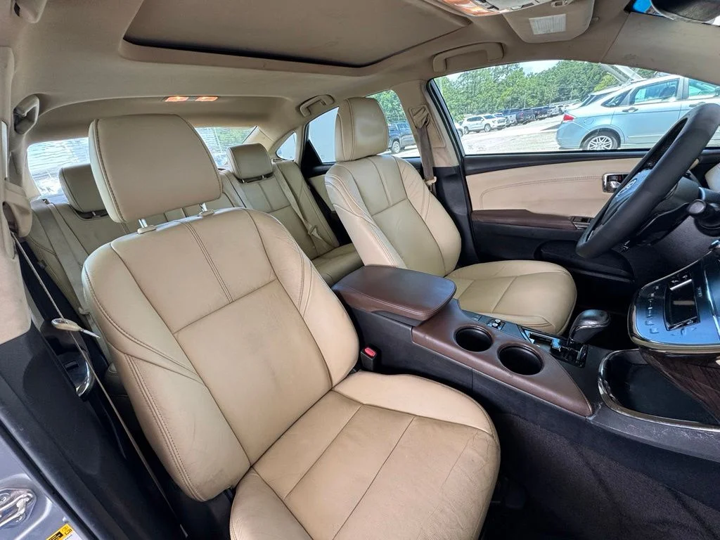 Used 2015  Toyota XLE Premium image 17