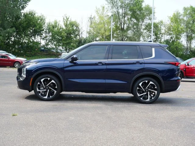 Used 2022 Cosmic Blue Metallic Mitsubishi SEL image 3