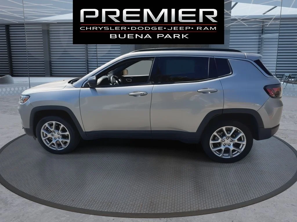 Certified Used 2023 Silver Jeep Latitude Lux image 5