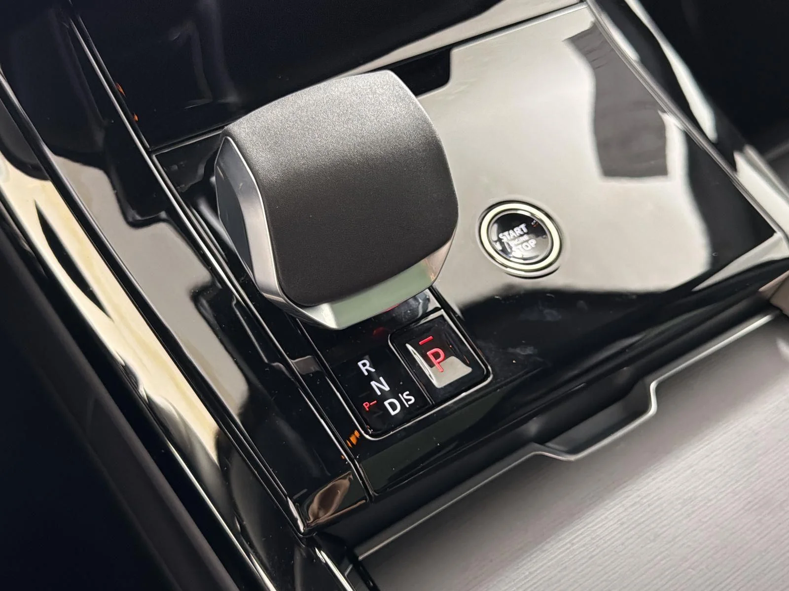 New 2026 Santorini Black Land Rover Dynamic SE image 16