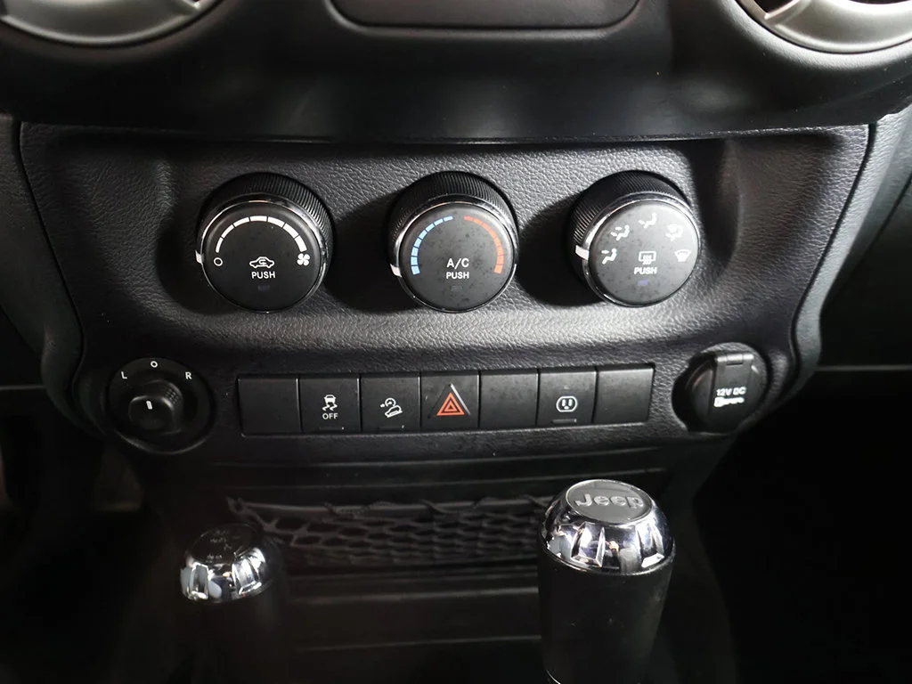 Used 2018 Crystal Metallic Jeep Unlimited Sahara image 37