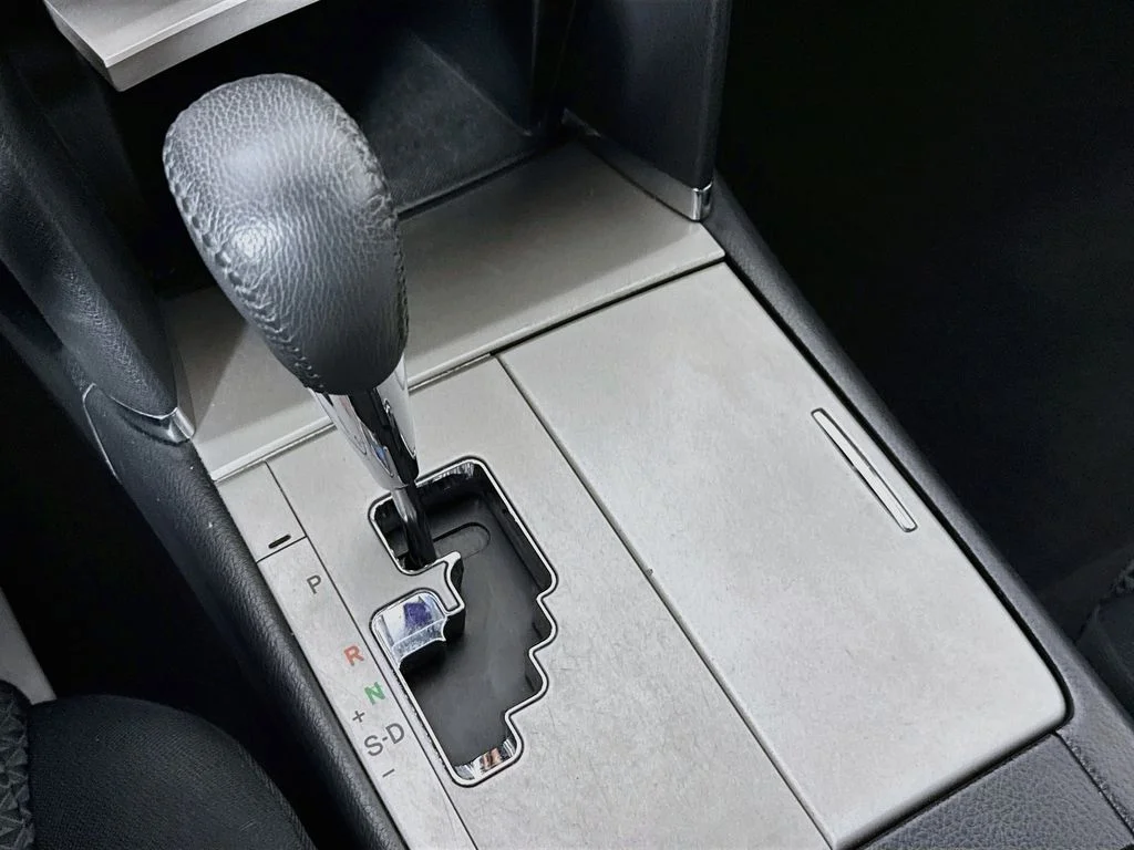 Used 2010 White Toyota LE image 18