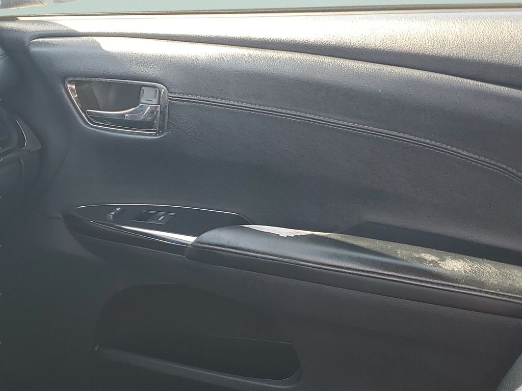 Used 2014 Silver Toyota XLE image 13
