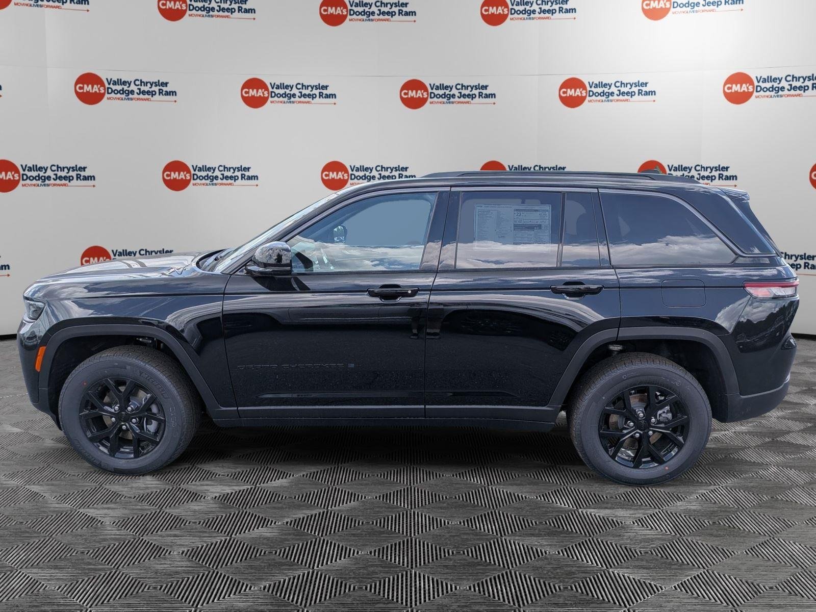 New 2026 Diamond Black Crystal Pearl-Coat Exterior Paint Jeep Laredo Altitude image 8