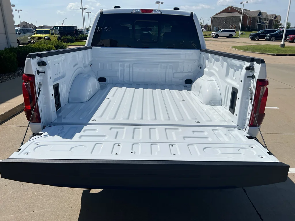 New 2026 Oxford White Ford XLT image 9