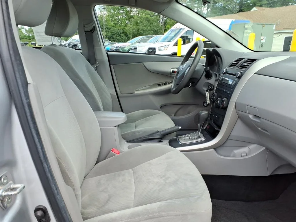 Used 2010 Silver Toyota LE image 5