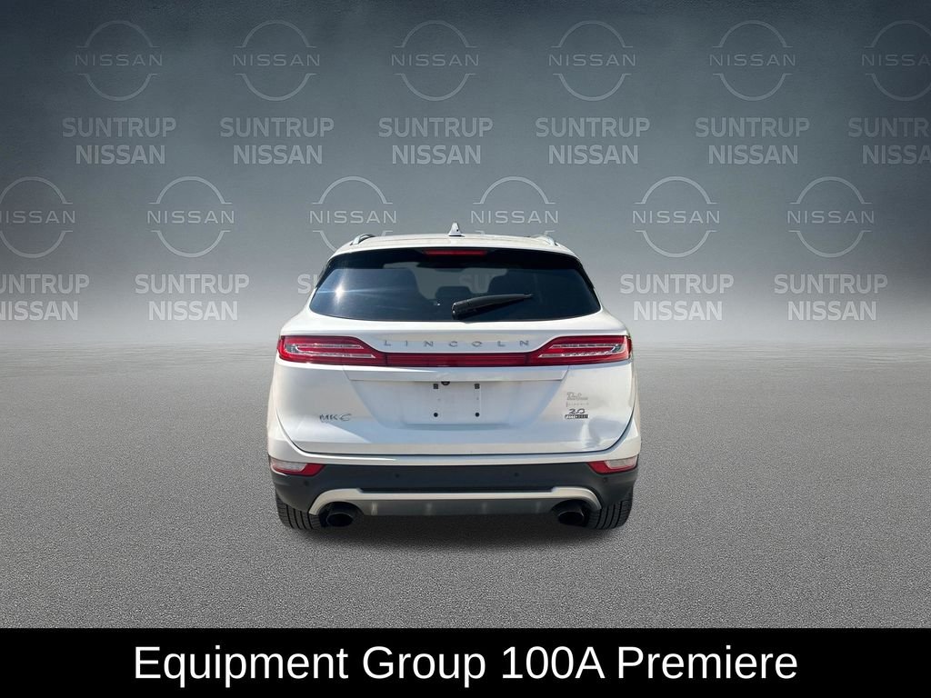 Used 2016 White Lincoln Premiere image 4