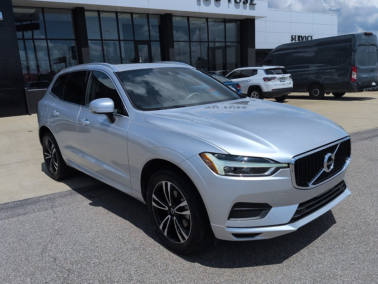 Used 2020 Bright Silver Metallic Volvo Momentum image 1