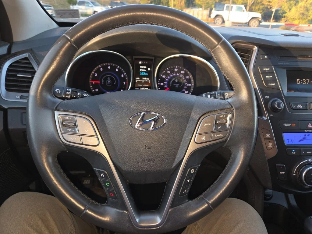 Used 2016 Black Hyundai SE image 17