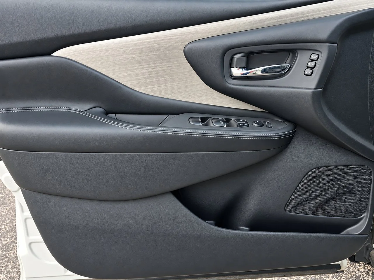 Used 2018 Pearl White Nissan SL image 13