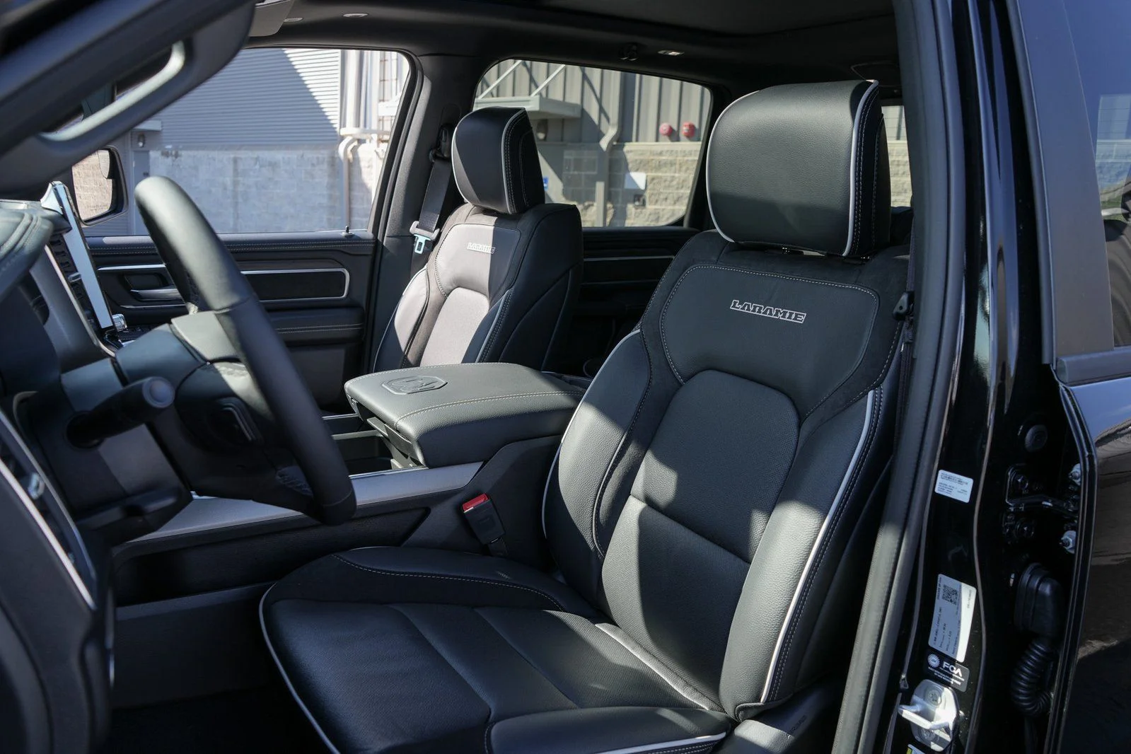 New 2026 Diamond Black Crystal Pearl-Coat Exterior Paint RAM Laramie image 16