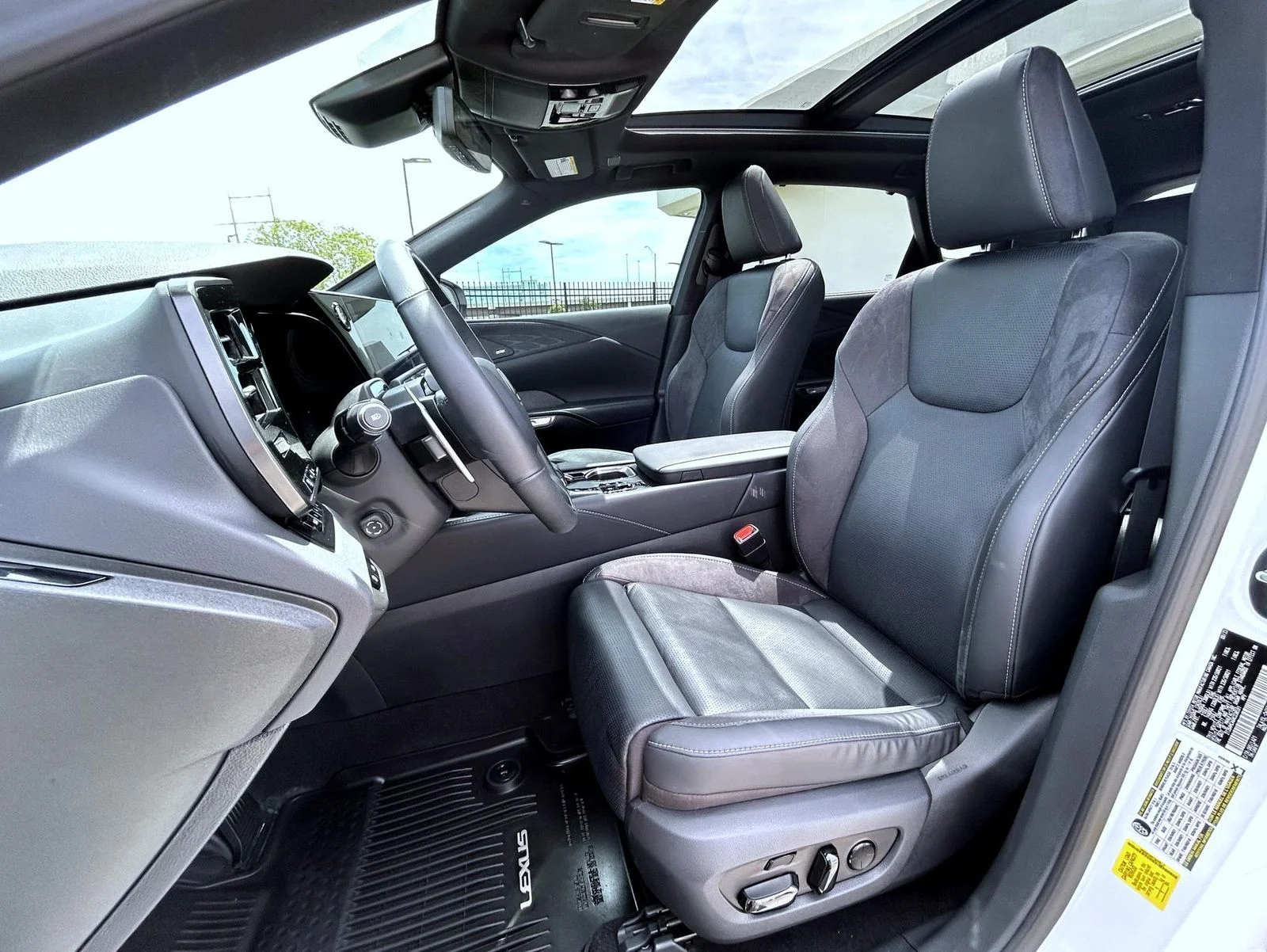 Used 2024 White Lexus 350 Luxury image 10