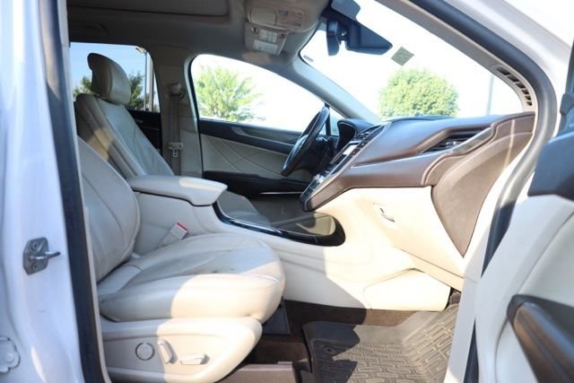 Used 2019 White Platinum Clearcoat Metallic Lincoln Reserve image 40
