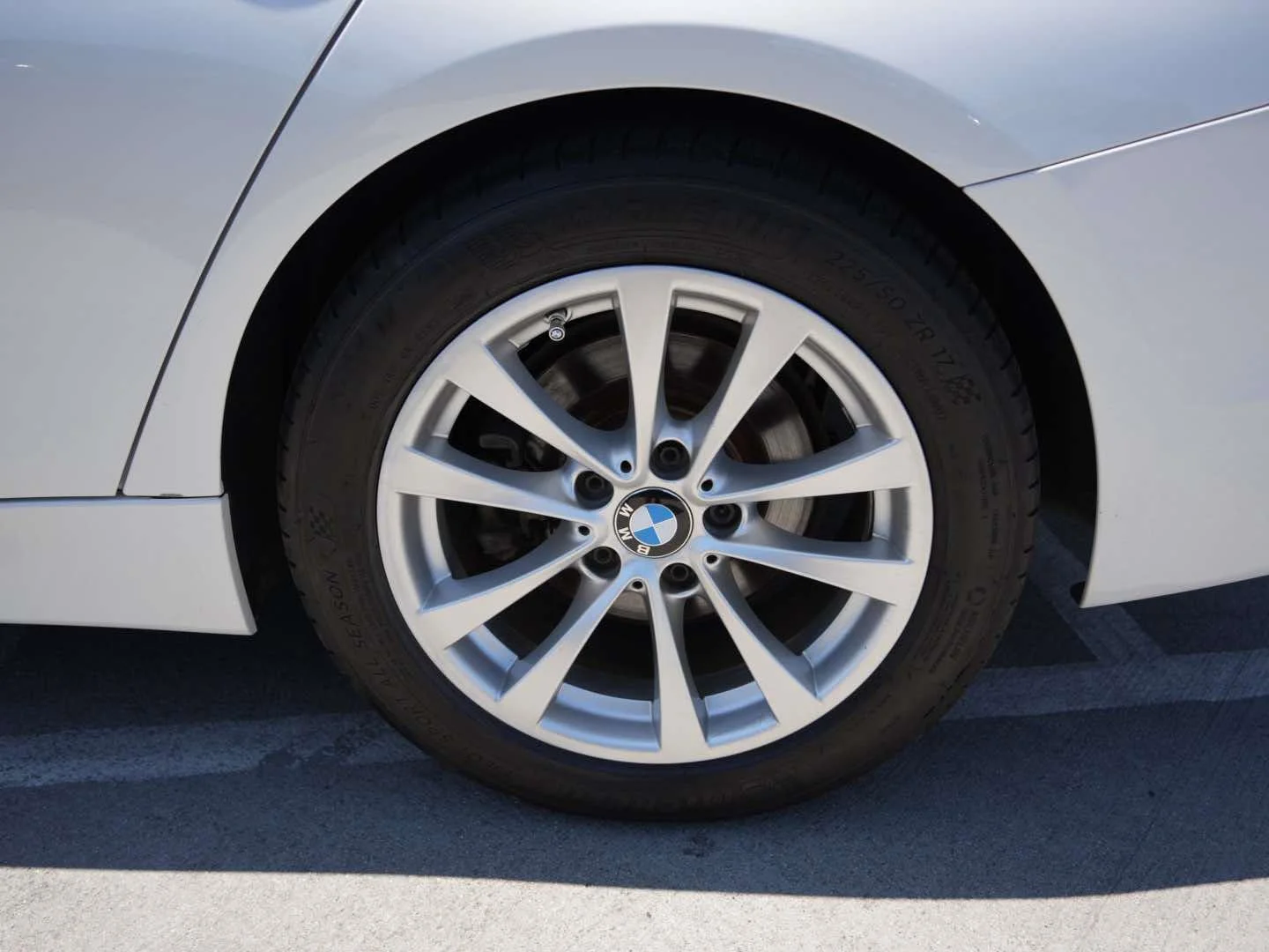 Used 2018 Mineral White Metallic BMW 320i Sedan South Africa image 6