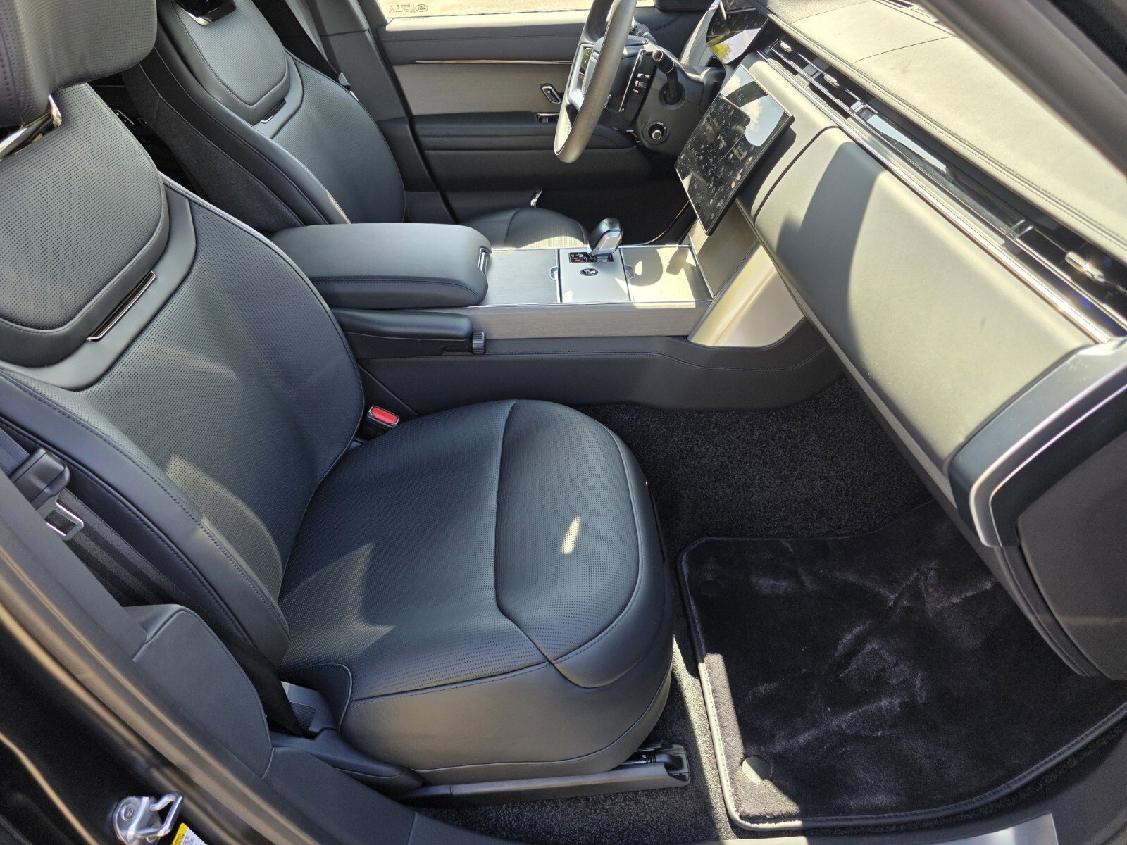 New 2026 Obsidian Black Satin LAND ROVER SV Signature Suite image 3