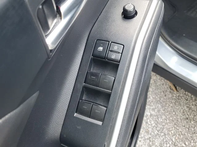 Used 2020  Toyota XLE image 28