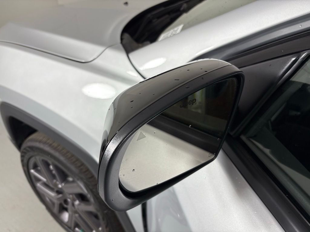 New 2026 Silver Zynith Metallic Clearcoat Jeep Latitude image 13