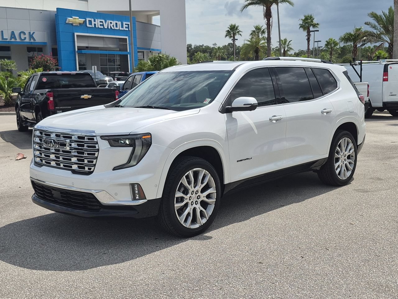 Used 2025 White Frost Tricoat GMC Denali image 4