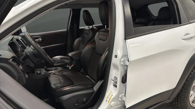 Used 2022 Bright White Clearcoat Jeep Trailhawk image 9