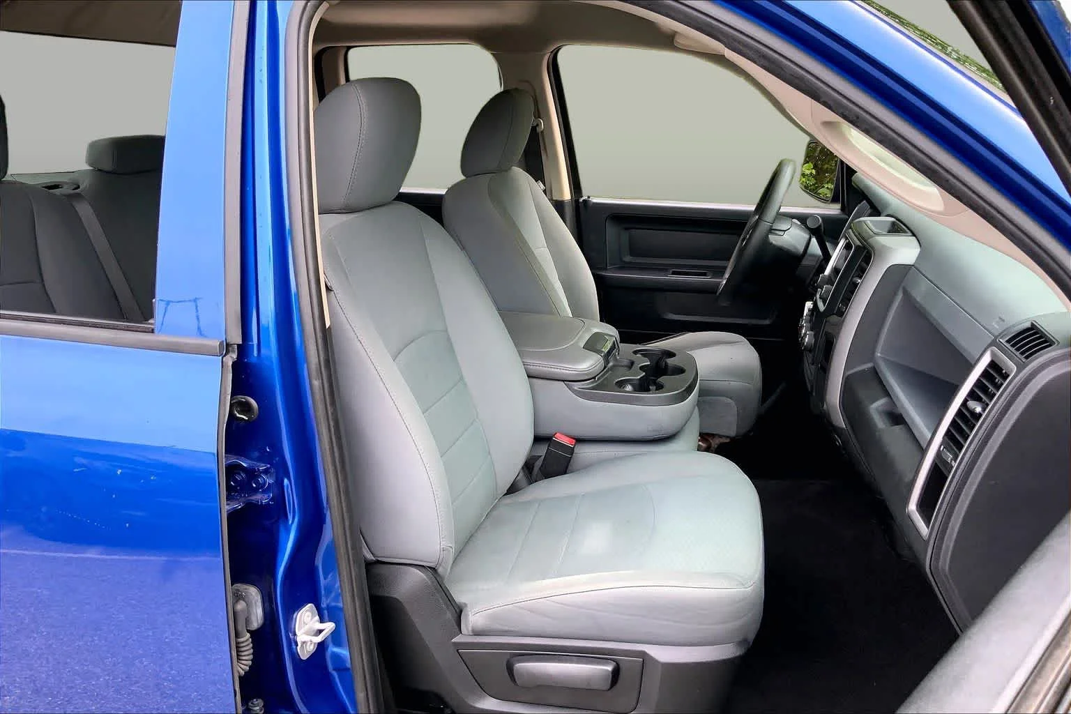 Used 2018 Blue Streak Pearlcoat Ram Tradesman image 8