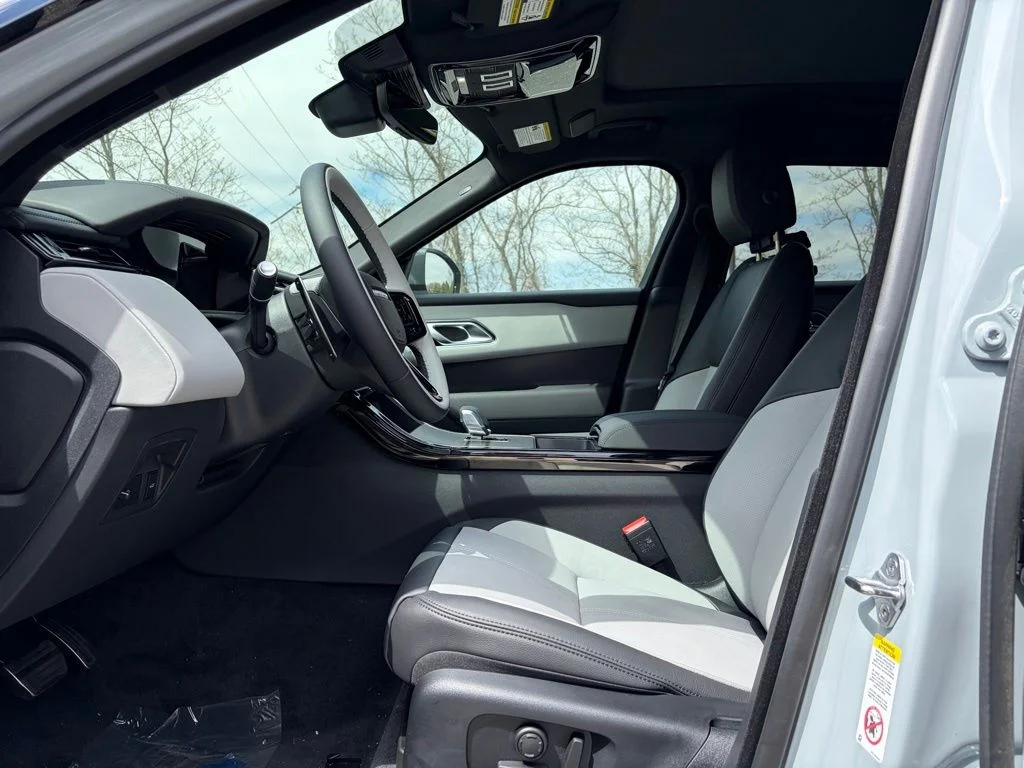 New 2026 Arroios Grey Land Rover Dynamic SE image 11