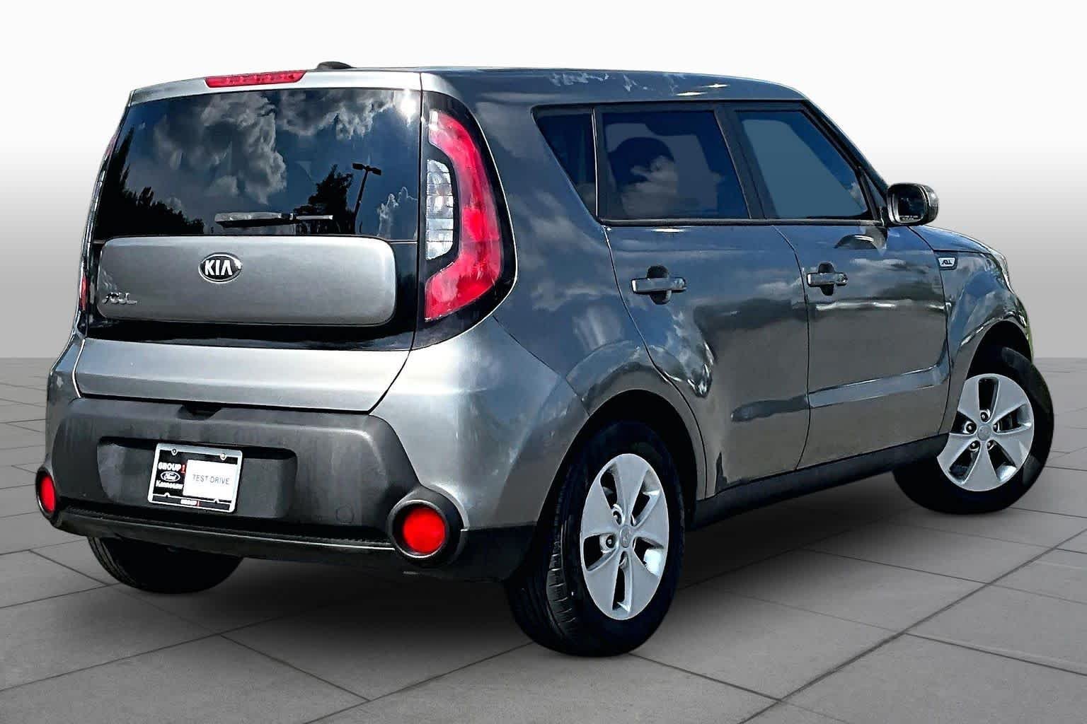 Used 2015 Titanium Gray Kia Base image 12