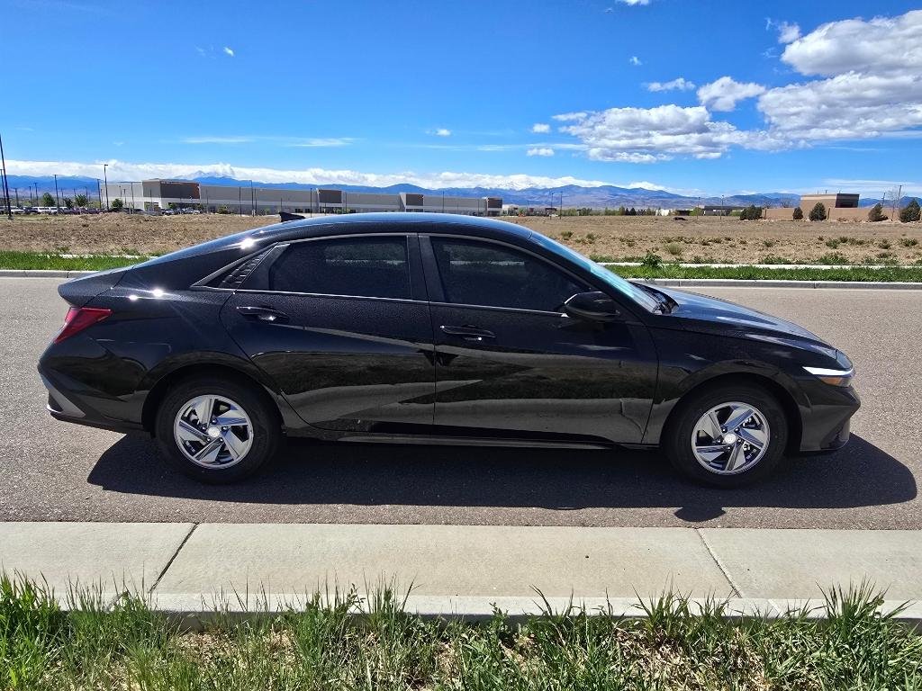 New 2026 Abyss Black Hyundai SE image 6