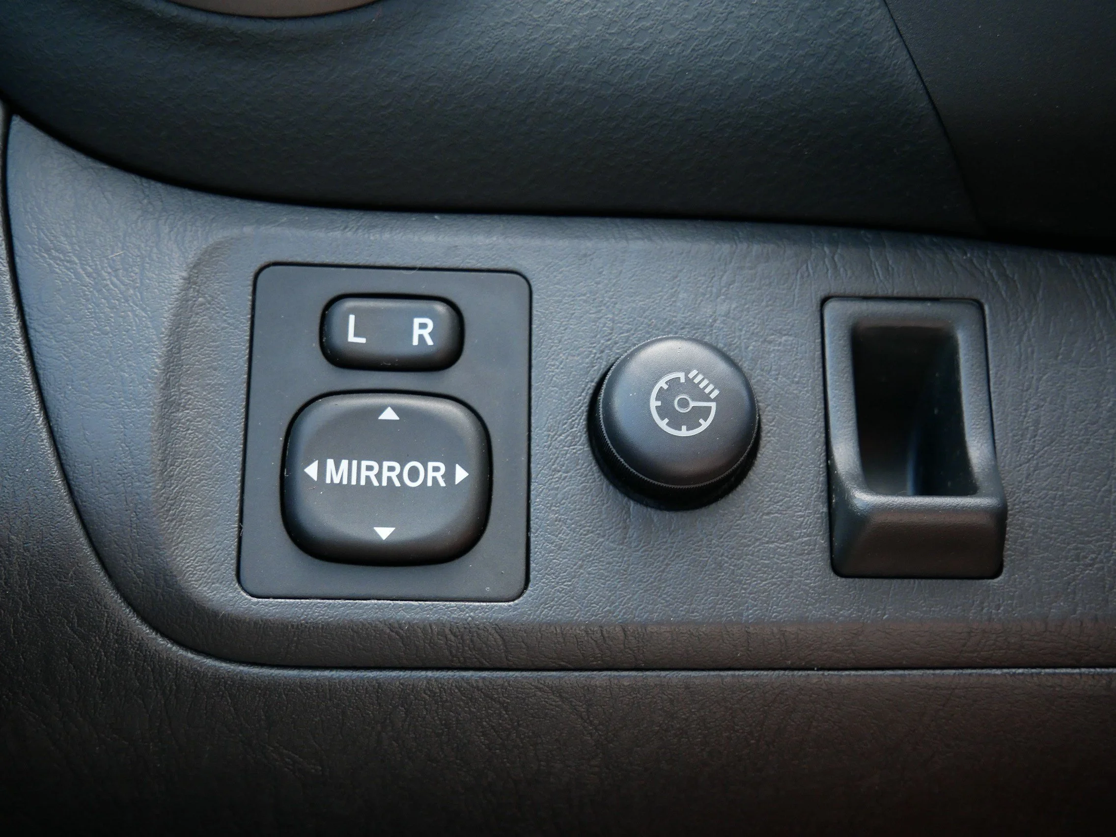 Used 2004 Titanium Metallic Toyota  image 26