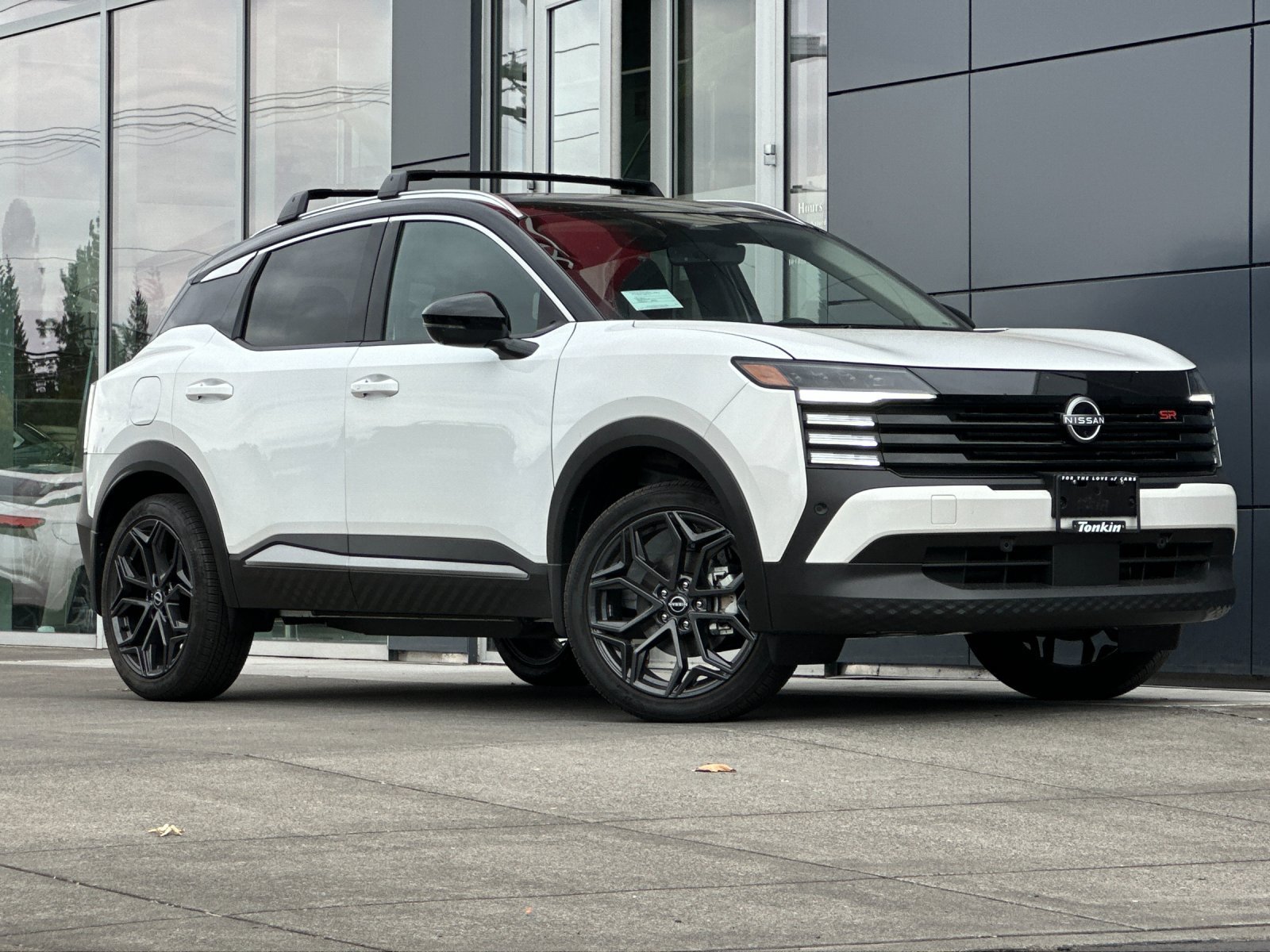 Used 2025 Aspen White/Super Black Nissan SR image 2