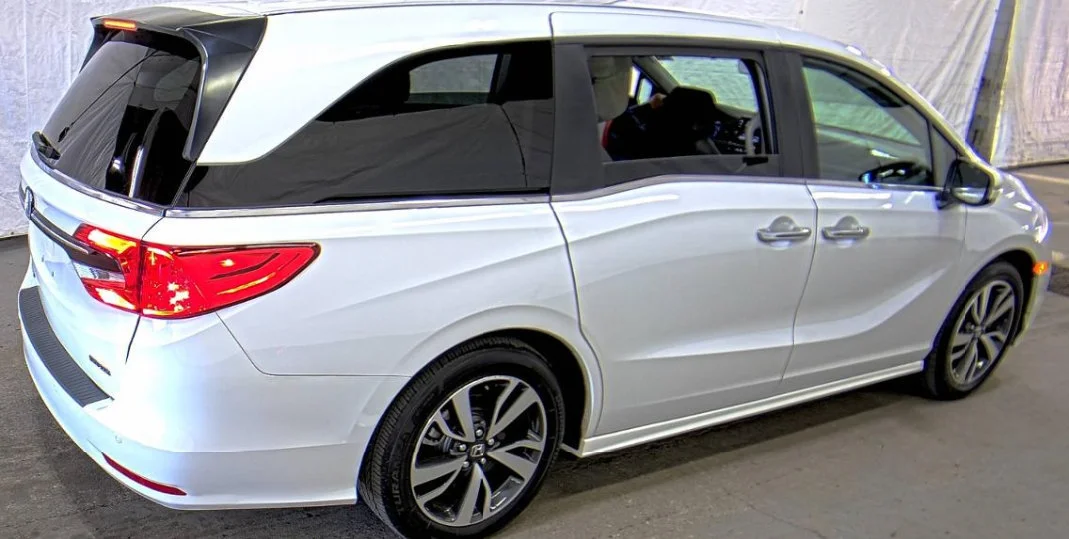 Certified Used 2023 Platinum White Pearl Honda Touring image 5