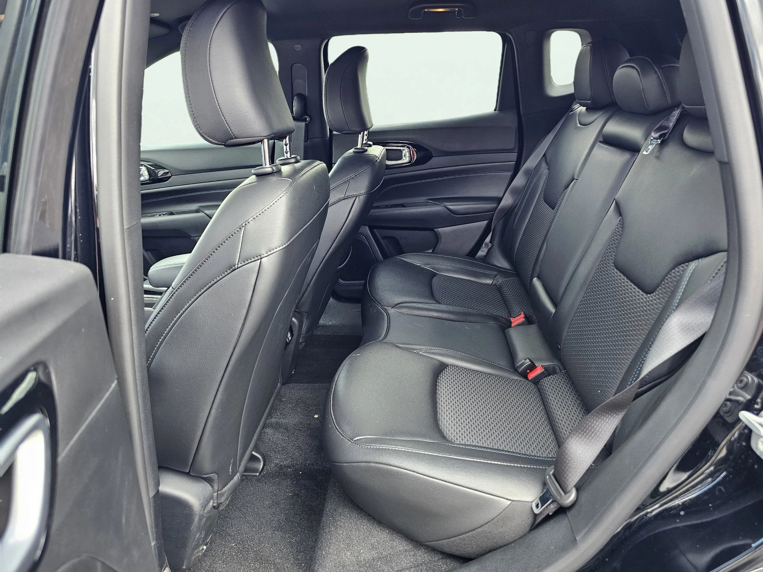 New 2026 Diamond Black Crystal Pearlcoat Jeep Latitude Altitude image 30