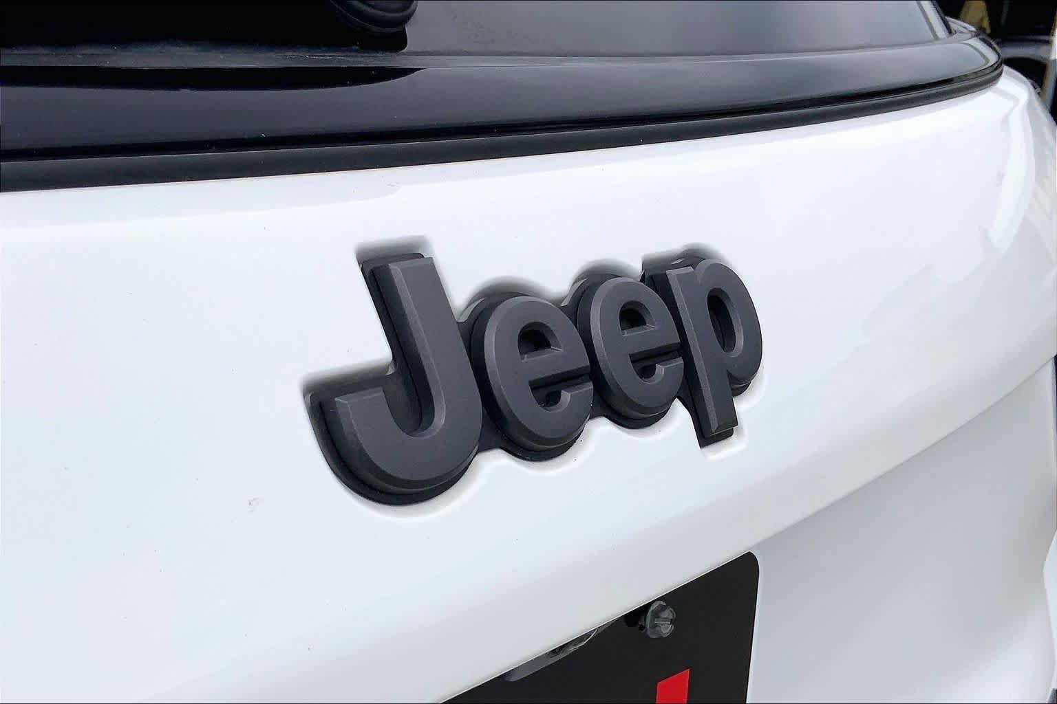 Used 2022 Bright White Clearcoat Jeep Trailhawk image 31
