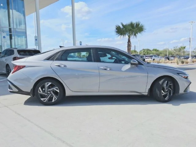Used 2025  Hyundai SEL Convenience image 8