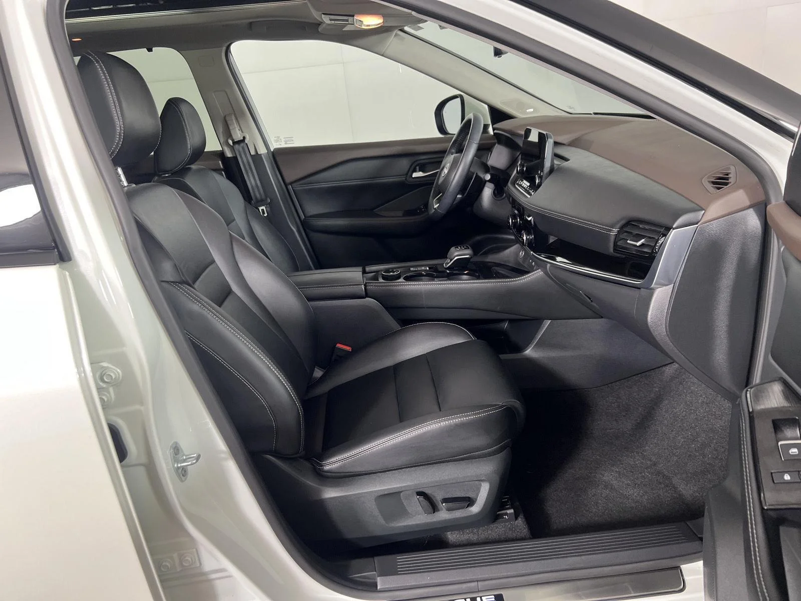 Used 2023 Pearl White Tricoat Nissan SL image 10