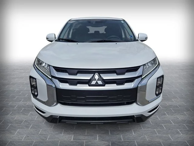 Used 2025 White Mitsubishi  image 2