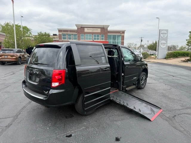 Used 2015 Black Dodge SXT image 6