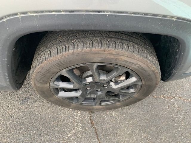 Used 2022 Silver Jeep Latitude image 8