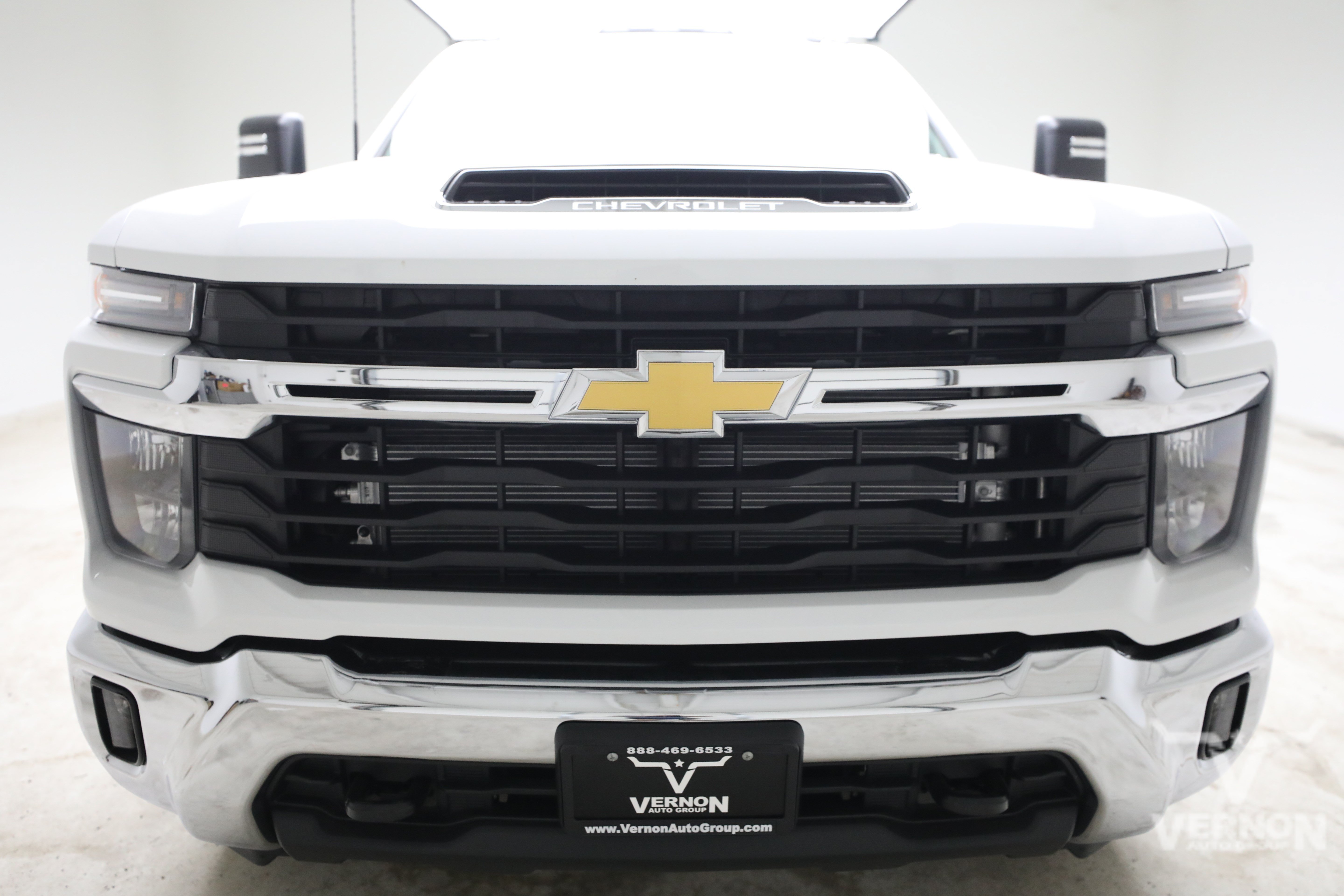 New 2026 Summit White Chevrolet N image 8