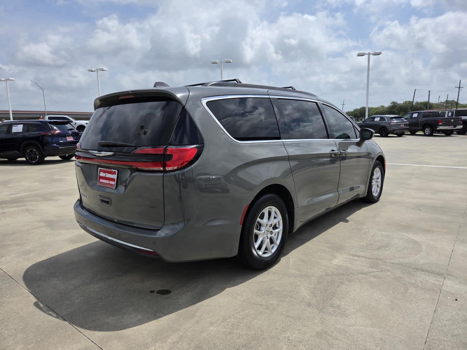 Used 2022 Ceramic Gray Clearcoat Chrysler Touring L image 5