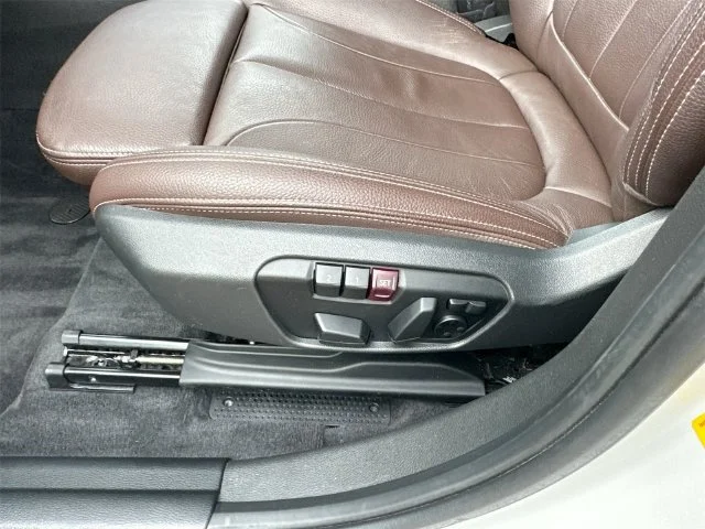 Used 2019 Alpine White BMW sDrive28i image 19