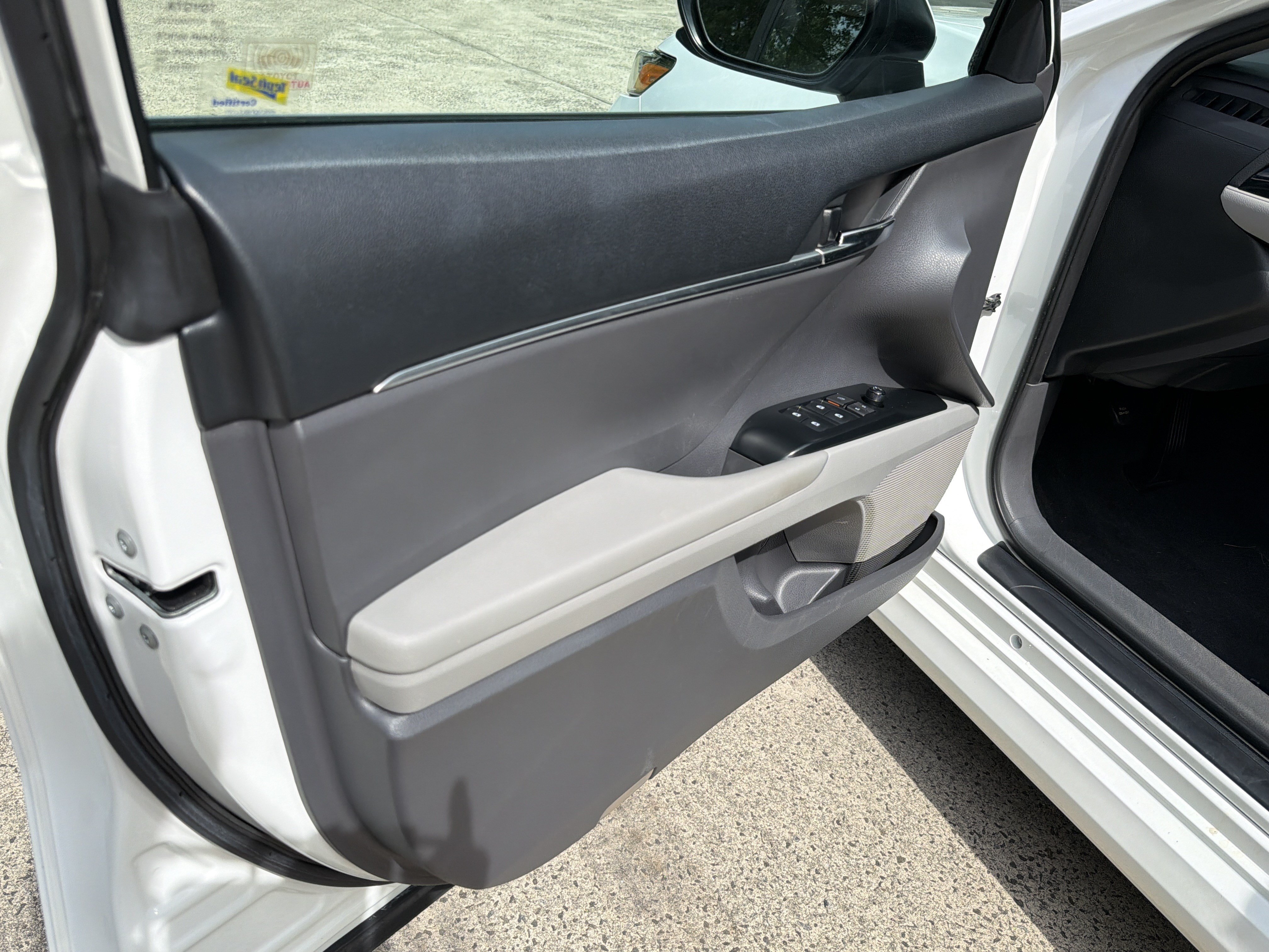 Used 2018 Super White Toyota LE image 10