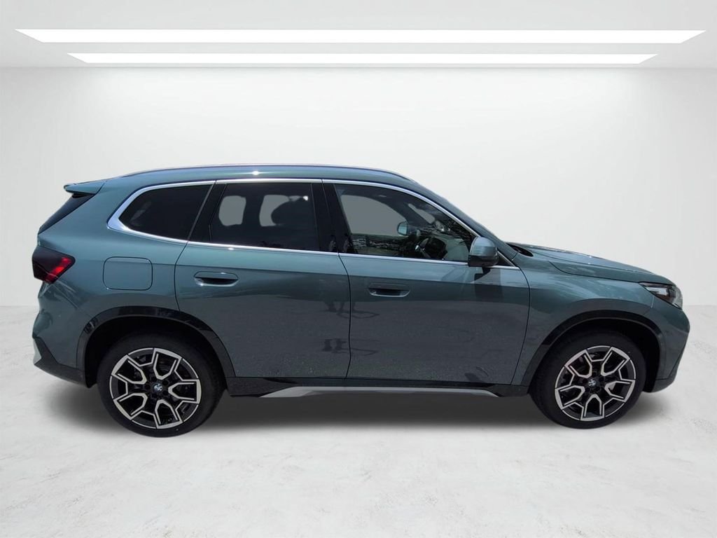 New 2026 Green Metallic BMW xDrive28i image 3