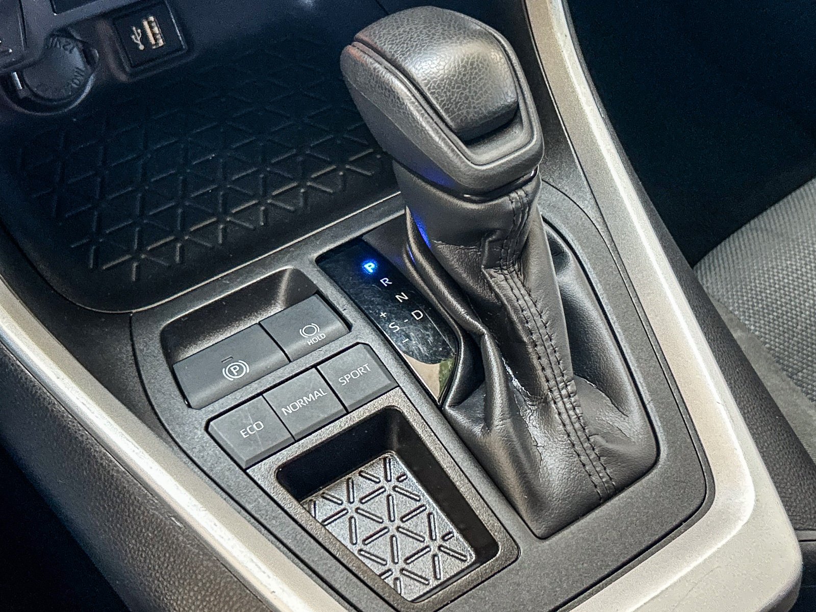 2025 Toyota RAV4 XLE - Photo 19