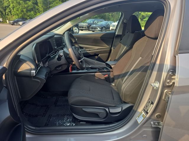 Used 2023 Silver Hyundai SE image 13