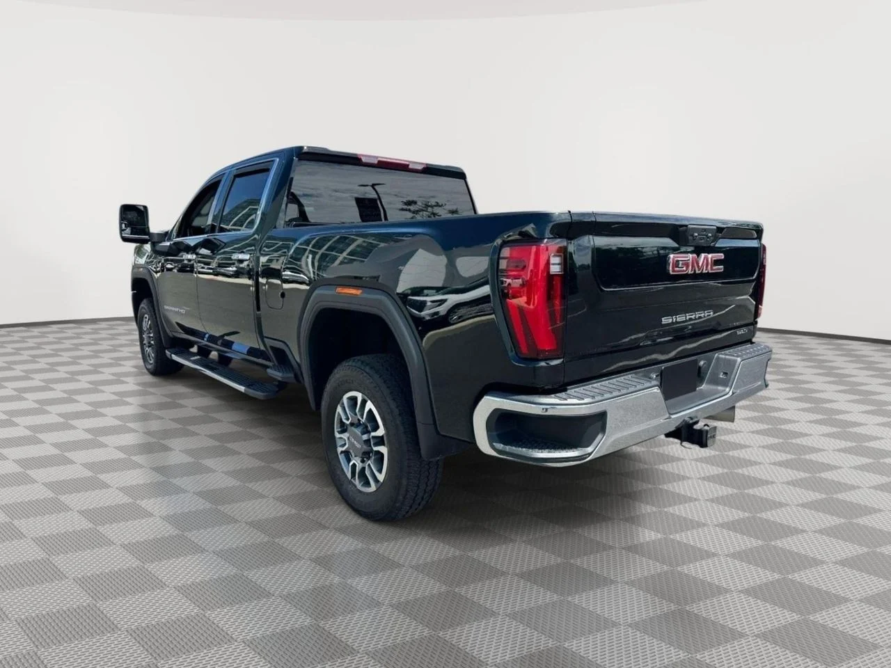 Used 2024 Onyx Black GMC 4WD Crew Cab Standard Bed SLT image 5
