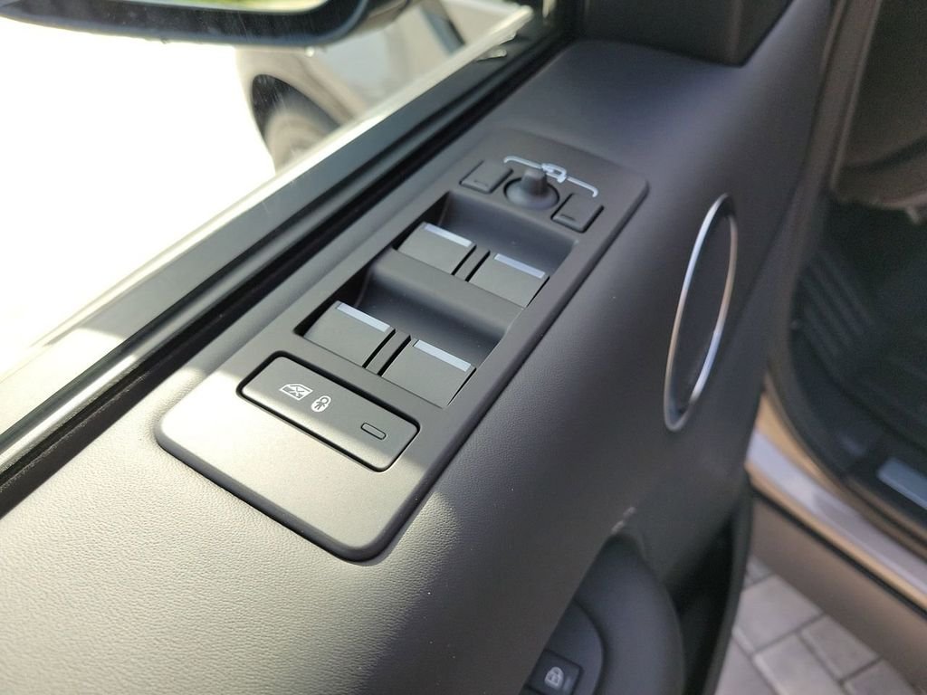 New 2025 Lantau Bronze Land Rover Metropolitan Edition image 23