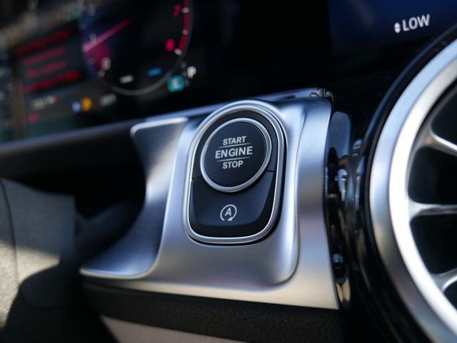 New 2026 Polar White Mercedes-Benz GLB 250 image 14