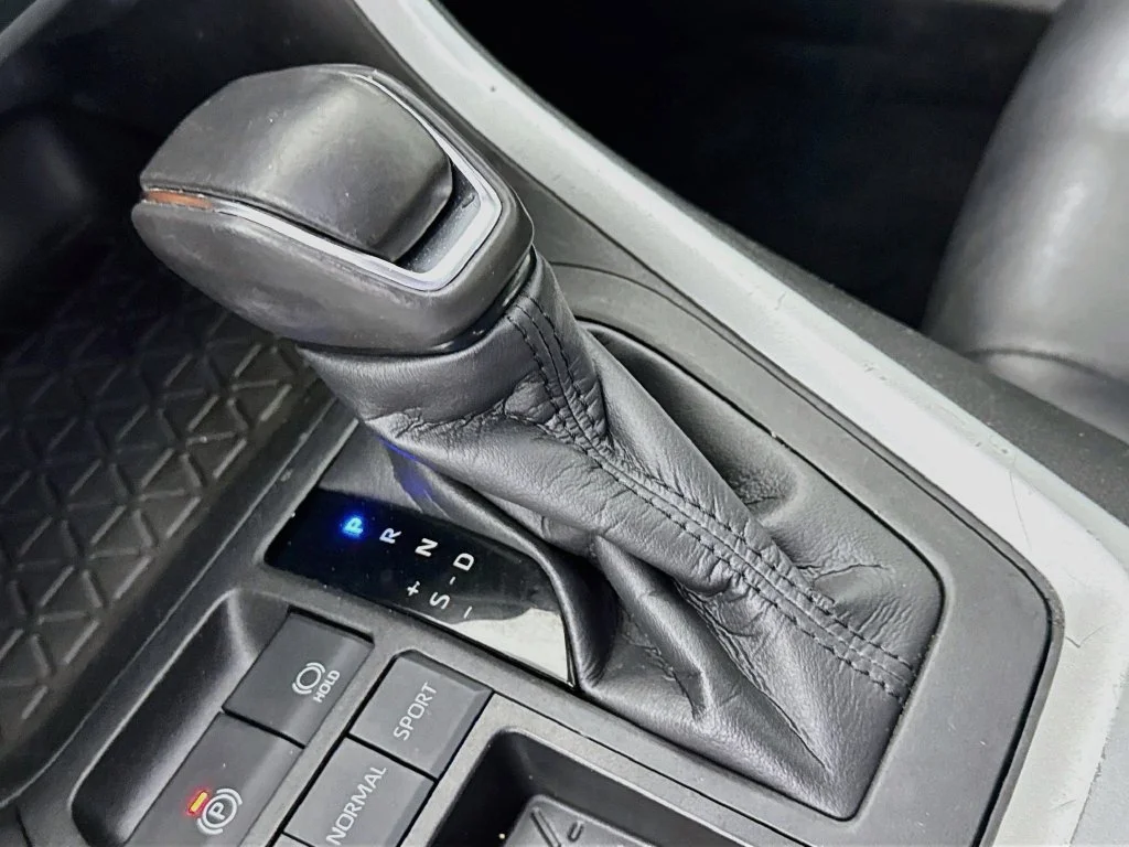 Used 2022 Midnight Black Metallic Toyota XLE Premium image 19