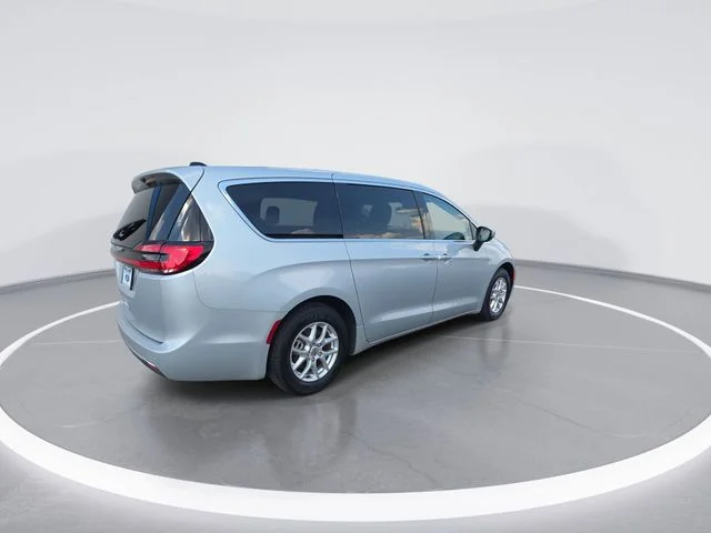 Used 2023 Silver Chrysler Touring L image 8