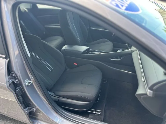 Used 2023 Silver Hyundai Blue image 26